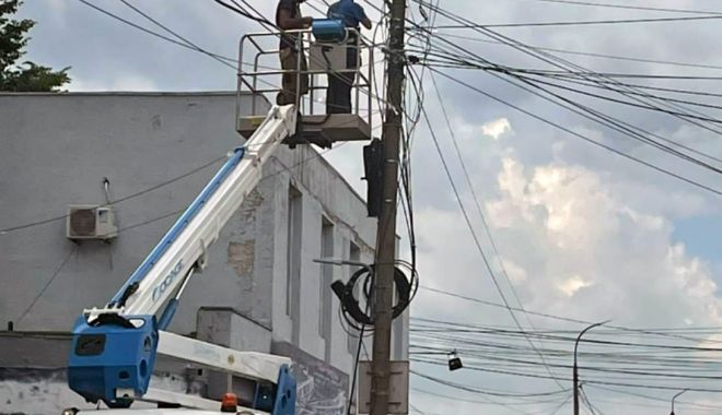 Primăria Mangalia a pus gând rău cablurilor de pe stâlpii şi clădirile din localitate