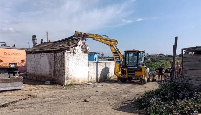 Mai multe clădiri dezafectate din Mangalia au fost demolate