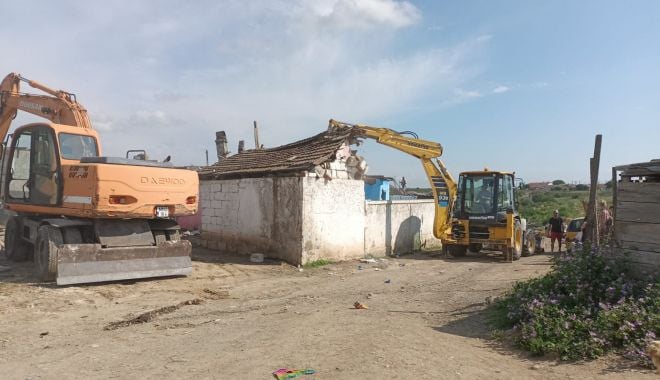 Mai multe imobile construite ilegal au fost demolate, la Mangalia