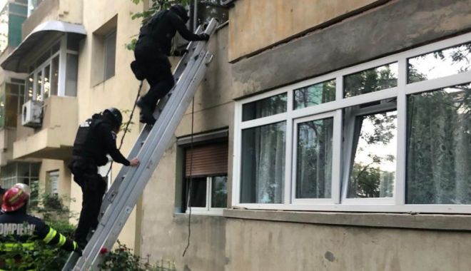 Două femei sechestrate într-un apartament, salvate de mascați pe geam