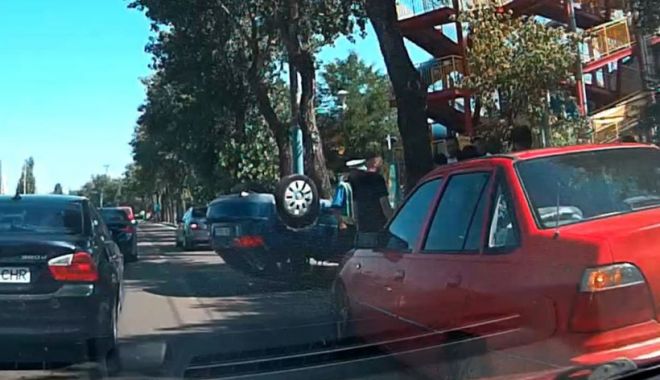 Accident în zona Aqua Magic / Maşină răsturnată şi izbită de un copac