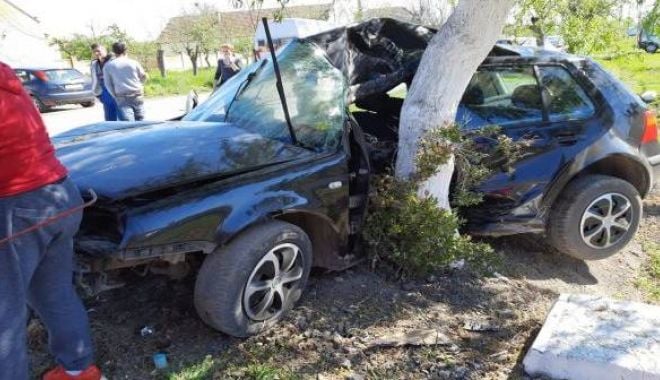 Tânăr în stare gravă după ce a intrat cu mașina intr-un pom