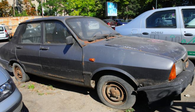 Maşinile abandonate pe străzile Constanţei, ridicate de autorităţile locale