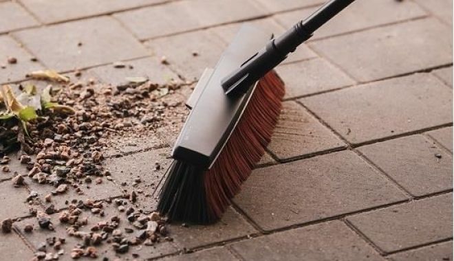 Fost primar, condamnat să dea cu mătura la primărie, după ce a obţinut ilegal bani europeni