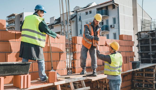Numărul autorizaţiilor de construire pentru clădiri rezidenţiale a crescut în semestrul 1 din 2021