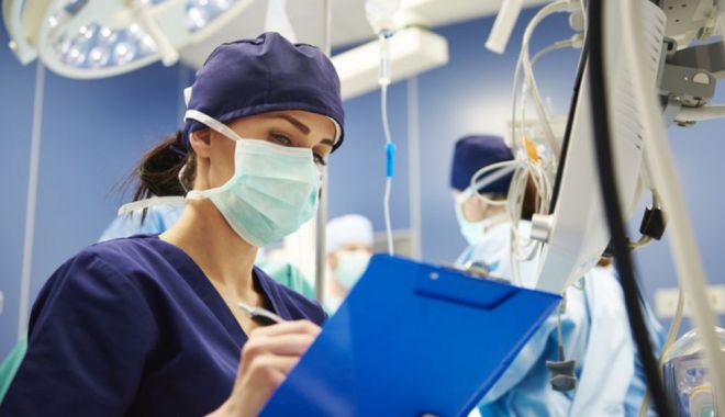 Medicii români, „vânaţi” de clinici din străinătate