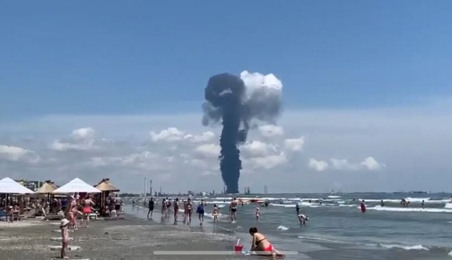 EXPLOZIE la RAFINĂRIE. Specialiştii meteo: norul de fum se duce spre mare