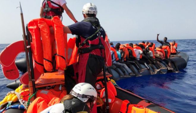 Peste 200 de migranți salvați din Marea Mediterană, debarcați în Sicilia