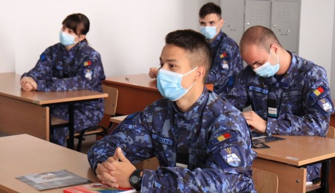 Elevii militari încep cursurile mai devreme