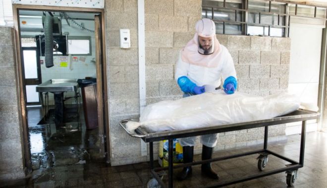 Un tânăr stă de 12 ore cu mama moartă în casă, în așteptarea unui medic care să constate decesul