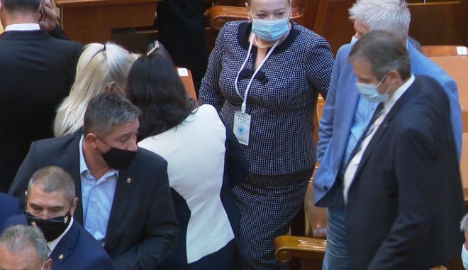 Deputatul PSD Rodica Nassar a mers în Parlament purtând la gât medalion antiCovid