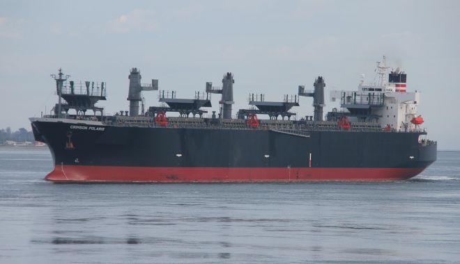 O navă a eșuat într-un port în Japonia, provocând o scurgere de petrol