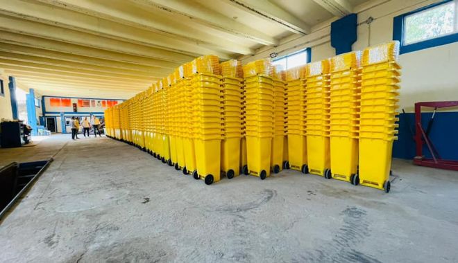 Primăria Năvodari începe distribuirea pubelelor galbene pentru gospodăriile din oraş