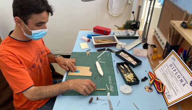 GALERIE FOTO. Navomodelist al Academiei Navale „Mircea cel Bătrân”, premiat pentru o machetă a bricului „Mircea”