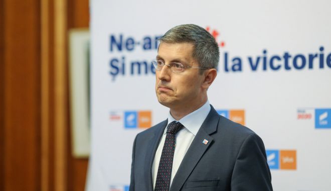 Ziua moţiunii / Dan Barna către Florin Cîţu: "După 30 de ani aţi fi putut fi Superman, dar aţi ales să fiţi un oarecare banal Florin Cîţu"
