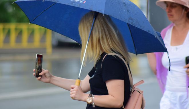 Noi AVERTIZĂRI de la meteorologi: PLOI abundente şi FURTUNI, la Constanţa
