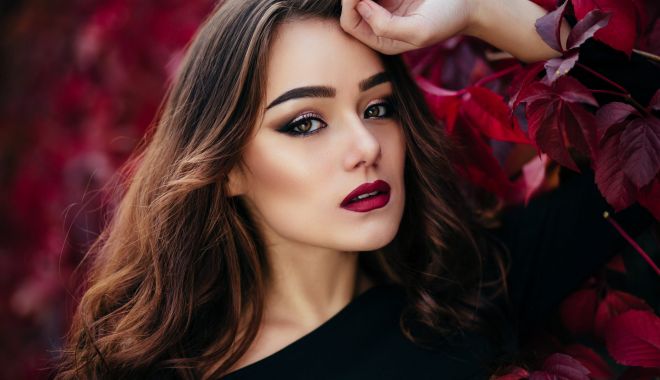 Atenţie la produsele cosmetice folosite! Unele obiceiuri duc la apariția acneei
