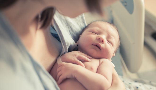 O tânără de 16 ani cere despăgubiri uriaşe pentru că a fost schimbată la naştere