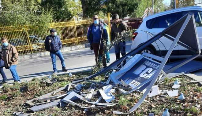 Bărbat rănit de un panou publicitar dărâmat de un autoturism, în Constanţa