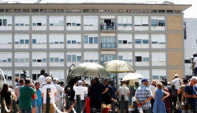 Papa Francisc a apărut pentru prima dată în public, după ce s-a operat