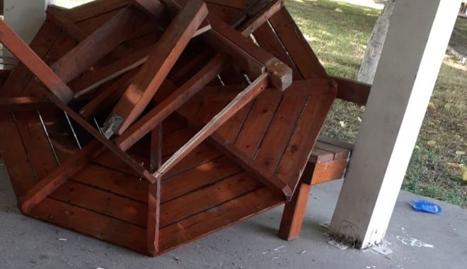 Parc vandalizat în oraşul Năvodari. Primăria va lua măsuri