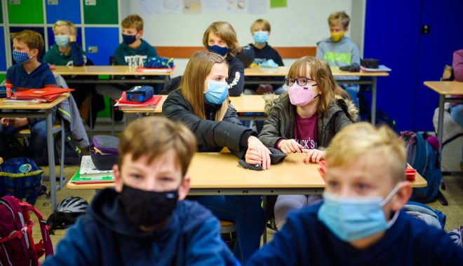 Părinţii cer închiderea şcolilor în localităţile cu incidenţă COVID mai mare de 6