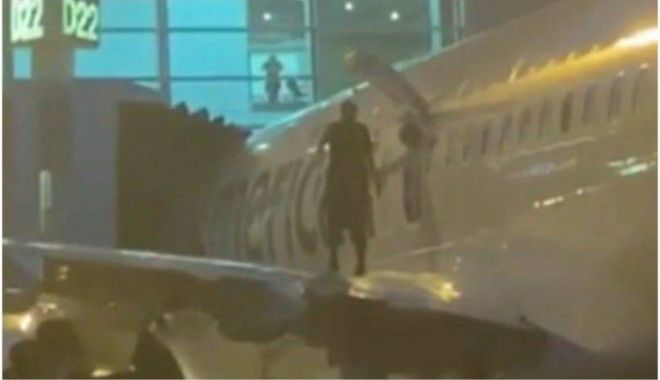 Un pasager a sărit pe aripa unui avion, la scurt timp după ce aeronava a aterizat pe aeroport