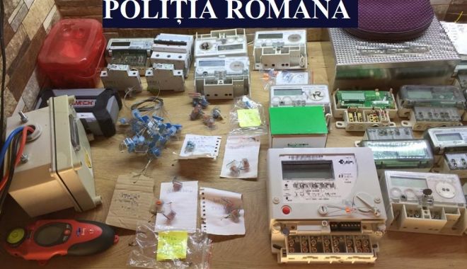GALERIE FOTO - VIDEO / 57 de percheziţii, la persoane care, prin inginerie informatică, dădeau contorul de curent electric înapoi