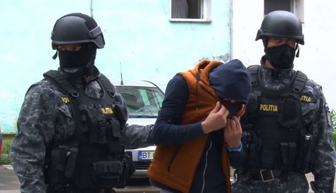 TÂLHAR ARESTAT. A amenințat o fată cu un cuțit, pe stradă, pentru a o jefui!