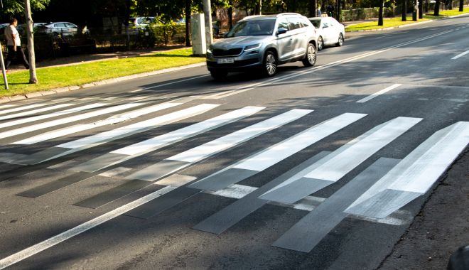 Fetiță de 5 ani, lovită în timp ce încerca să traverseze strada