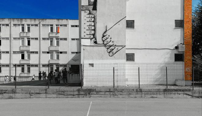 Pictură murală pe unul dintre zidurile Colegiului de Arte „Regina Maria”, realizată de un fost elev