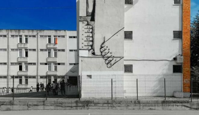 „Pisica Pătrată” realizează un nou mural la Colegiul „Regina Maria”