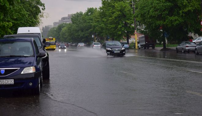Ploi abundente și vânt puternic, la Constanța. Unde puteţi suna dacă aveţi probleme