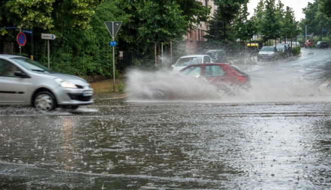 INFOTRAFIC. Circulație pe ploi torențiale și transport agabaritic pe mai multe artere din Constanța