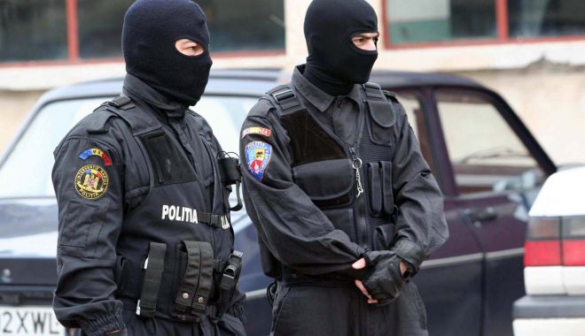 ANCHETĂ DE AMPLOARE LA CONSTANȚA. ZECI DE PROXENEȚI ȘI CĂMĂTARI, luați pe sus de mascați!
