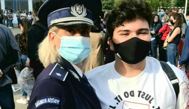 Poliţiştii, alături de elevi la începutul anului şcolar