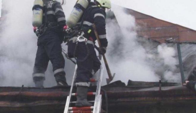 Incendiu de amploare, în Botoşani. O femeie de 101 ani a rămas fără locuinţă