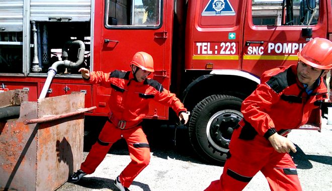 Tulcea: Autoutilitară cuprinsșă de flăcări în trafic
