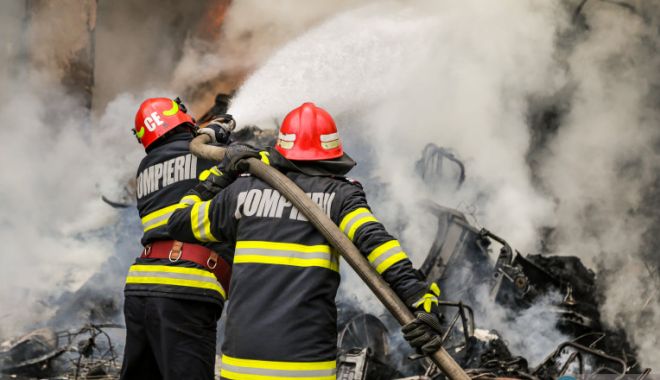 Incendiu de amploare, în Neamț: Un bărbat de 88 ani, salvat de pompieri din casa cuprinsă de flăcări