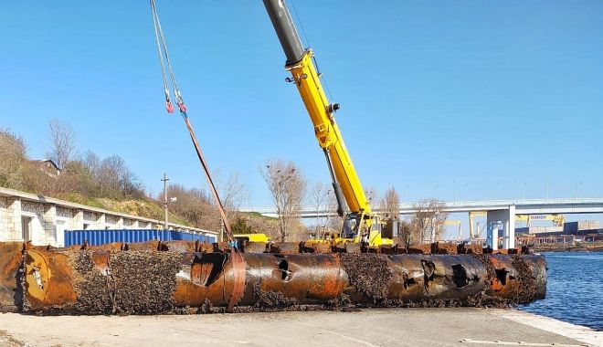 Ponton scufundat în portul militar Mangalia, din 2005, scos la suprafață de scafandri
