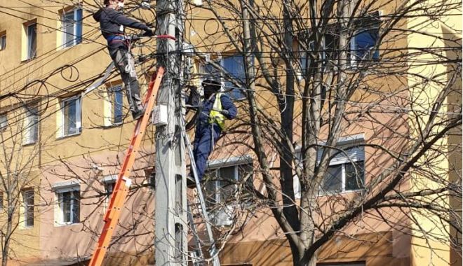 Cablurile de pe stâlpi, dezafectate de echipele furnizorilor de utilităţi, la solicitarea Primăriei Constanţa