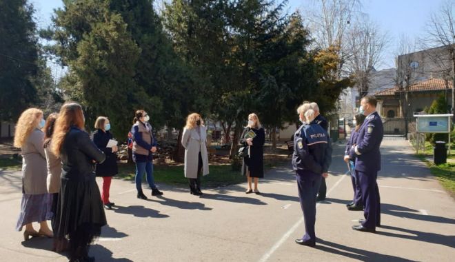 Elevii de la Colegiul Pedagogic au aflat despre Telefonul Copilului de la poliţişti