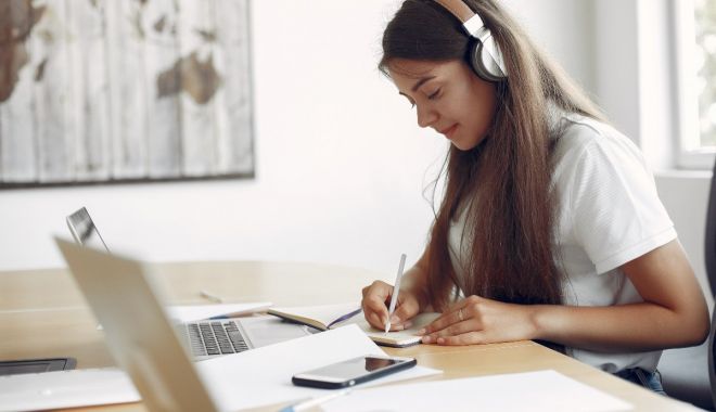Elevii din clasele a VIII-a, a XII-a și a XIII-a reîncep cursurile online