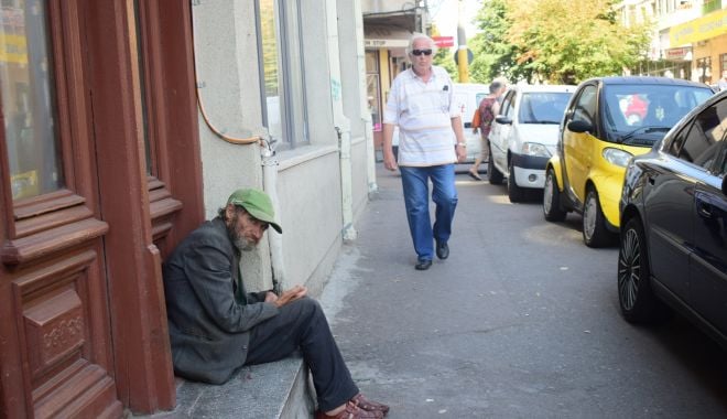 Primăria Constanţa: "Nu mai oferiţi bani cerşetorilor!"