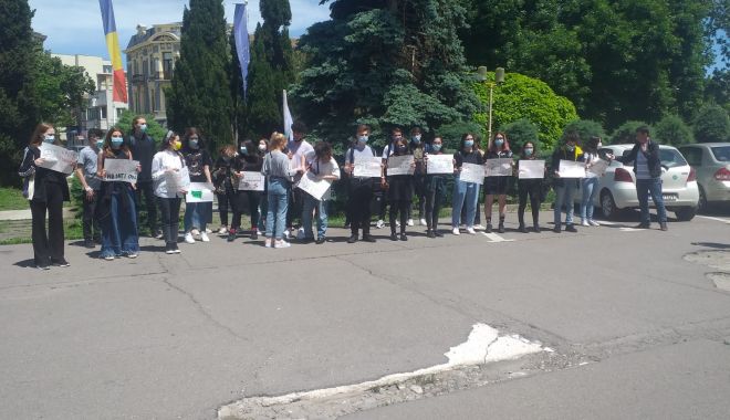 VIDEO şi FOTO. Protest la Constanţa. Elevii cer transport gratuit interjudeţean