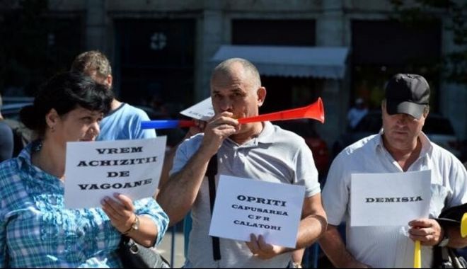 Zeci de CFR-işti protestează în faţa Ministerului Transporturilor