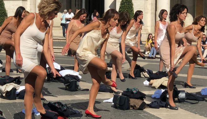 Fostele stewardese de la Alitalia s-au dezbrăcat în centrul capitalei italiene în semn de protest
