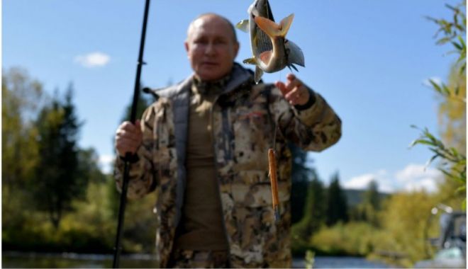 Președintele Vladimir Putin a fost surprins de aparatele de fotografiat la pescuit