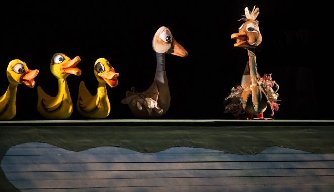 Invitaţie la teatru! „Răţuşca cea urâtă” se transformă într-o superbă lebădă