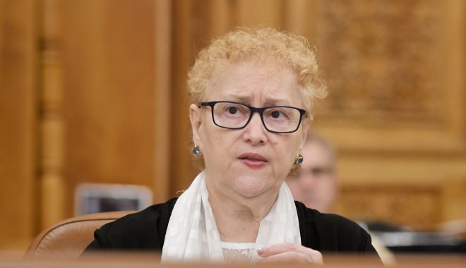Plenul Parlamentului dezbate miercuri solicitarea de revocare a lui Renate Weber din funcţia de Avocat al Poporului